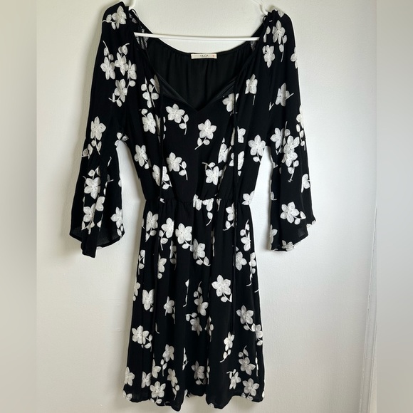 Le Lis Mini Black with white Embroidered Floral Dress Size S - Picture 7 of 11